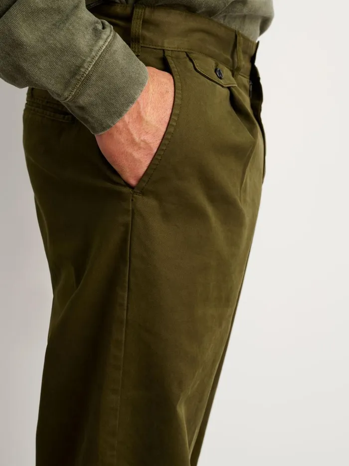 Alex Mill Pants Men Standard Pleated Pant In Chino Military Olive