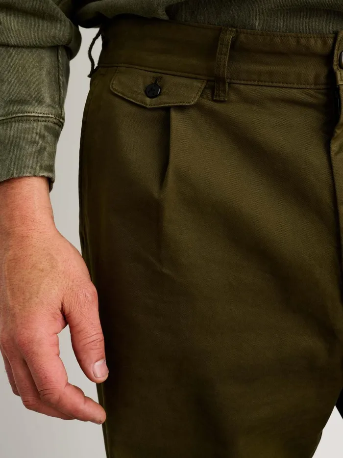 Alex Mill Pants Men Standard Pleated Pant In Chino Military Olive